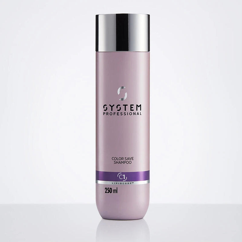 Dies ist ein Bild einer lilafarbenen Color Save Shampoo Flasche mit weißem Hintergrund.
