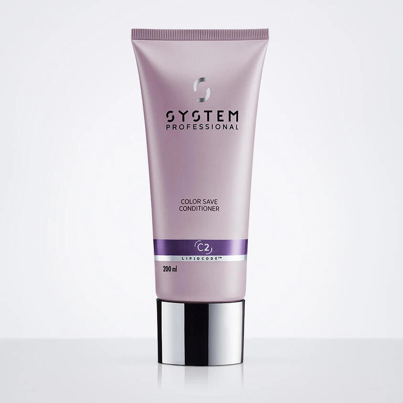 Dies ist ein Bild einer lilafarbenen Color Save Conditioner Flasche mit weißem Hintergrund.